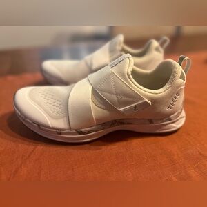 TIEM Women’s Slipstream Cycling Shoe w/ clips- Size 9- White Marble